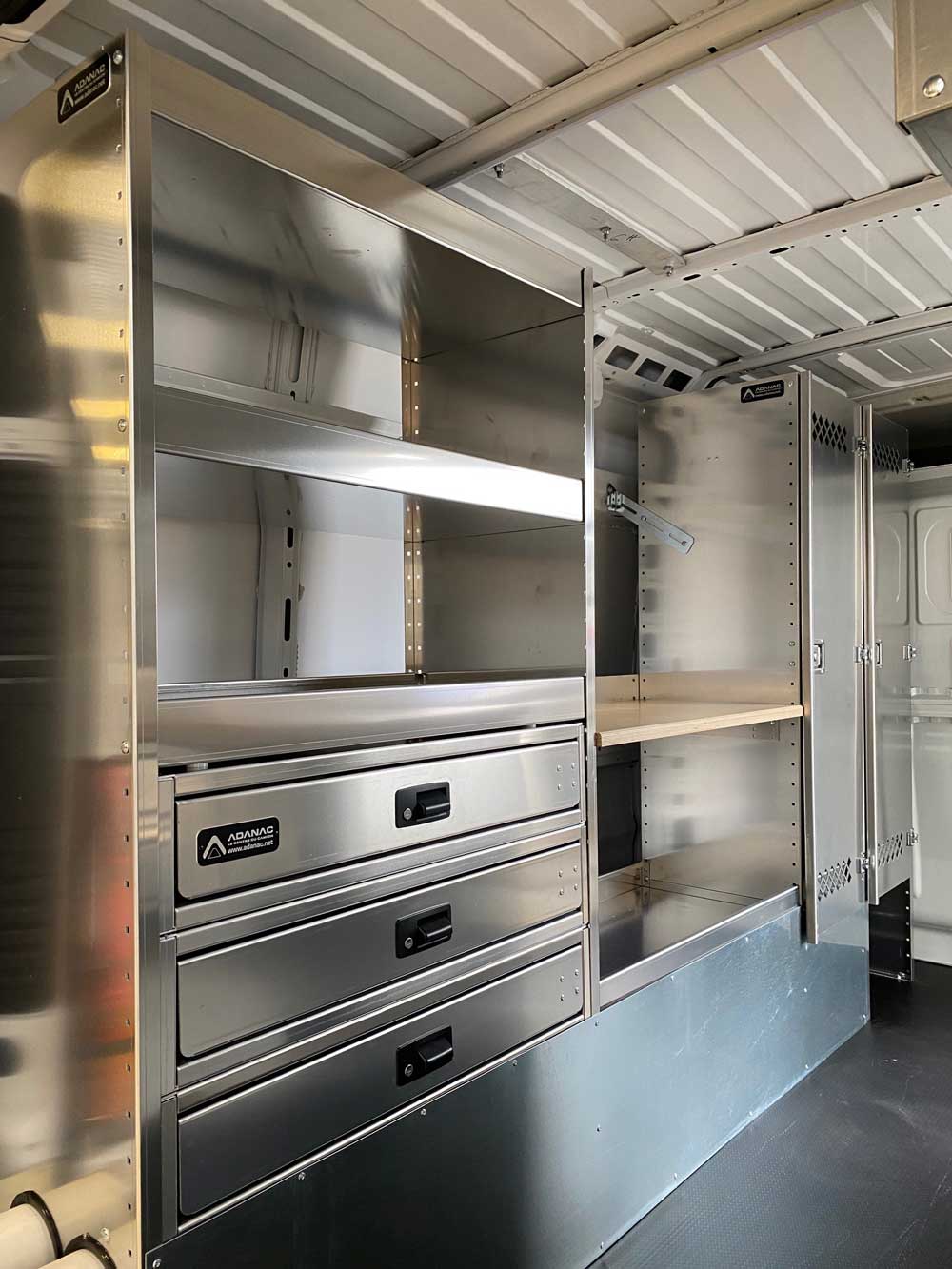 Système d'étagère pour fourgon RAM Promaster personnalisé pour unité d'aqueduc